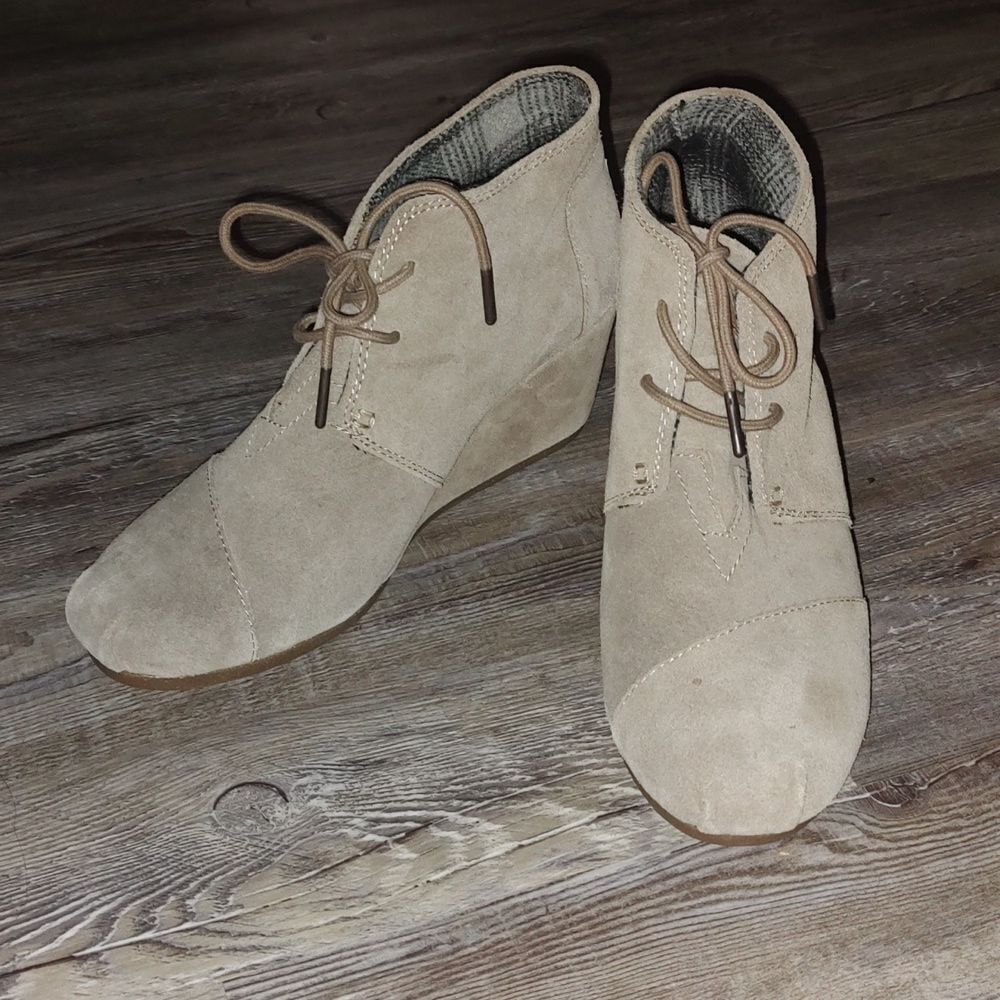 TOMS 300513 Desert Wedge Heel Suede Boots US 9.5 Light Tan Ankle Women Bootie